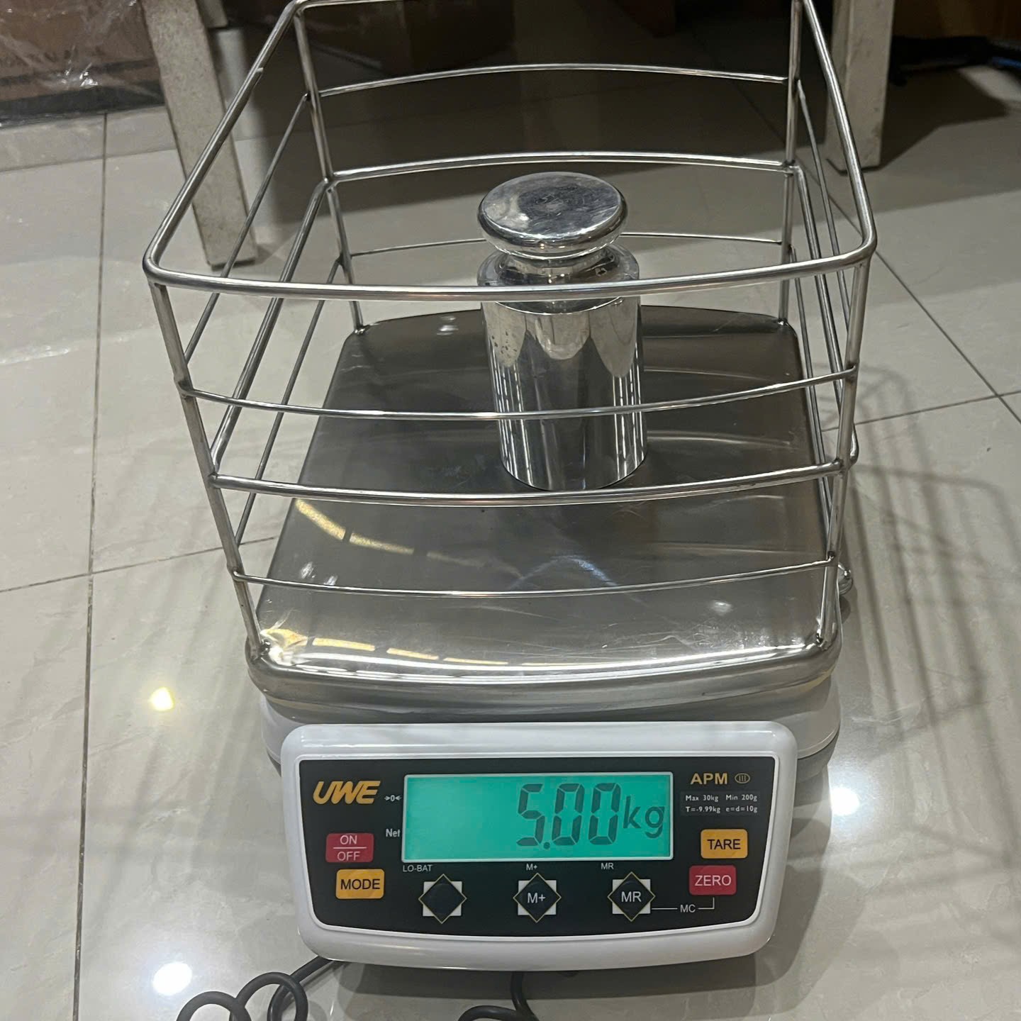 Cân kiểm tra trọng lượng heo con 2