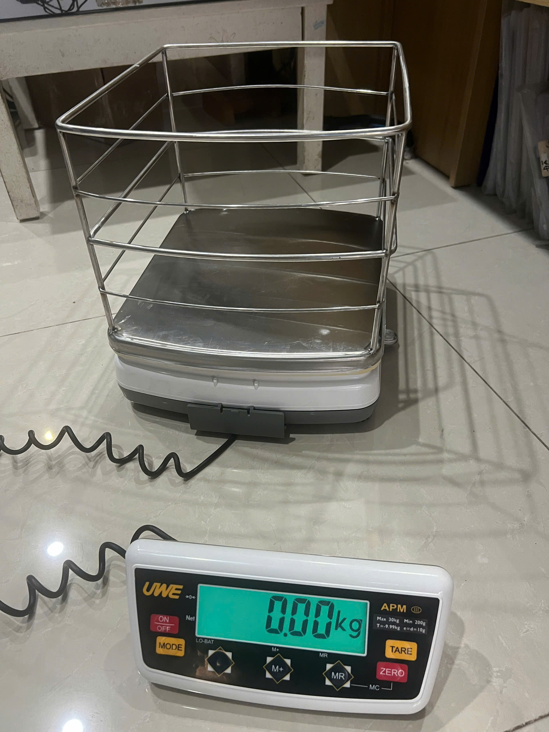 Cân kiểm tra trọng lượng heo con 3